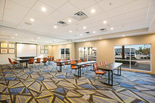 Images Holiday Inn Express & Suites Jacksonville - Town Center, an IHG Hotel