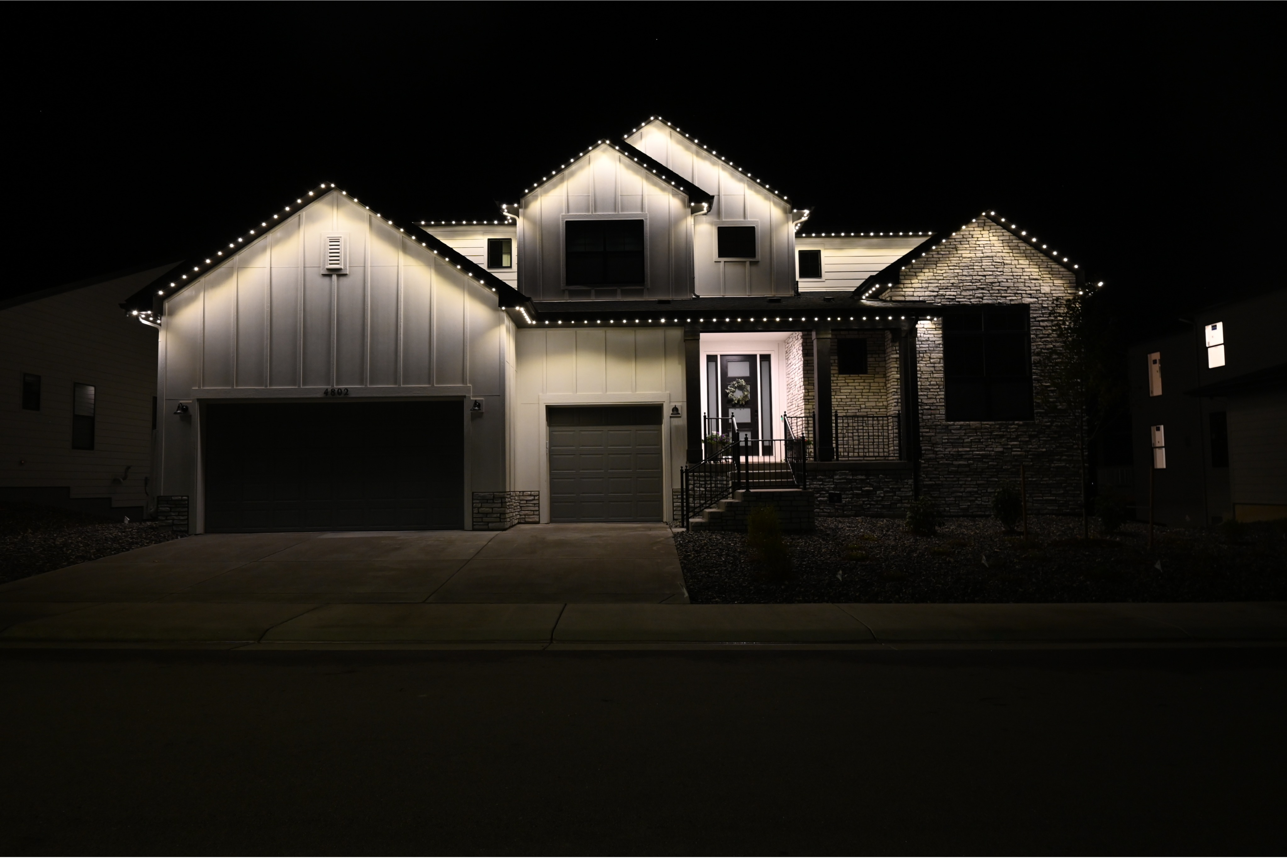Home with warm white accent lighting pattern