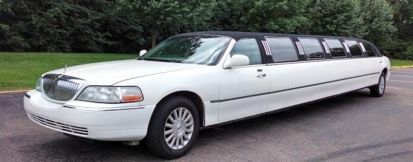 Lincoln Town Car suitable for 12 passengers Bozzo's Limousine Service Brownstown (734)753-5520