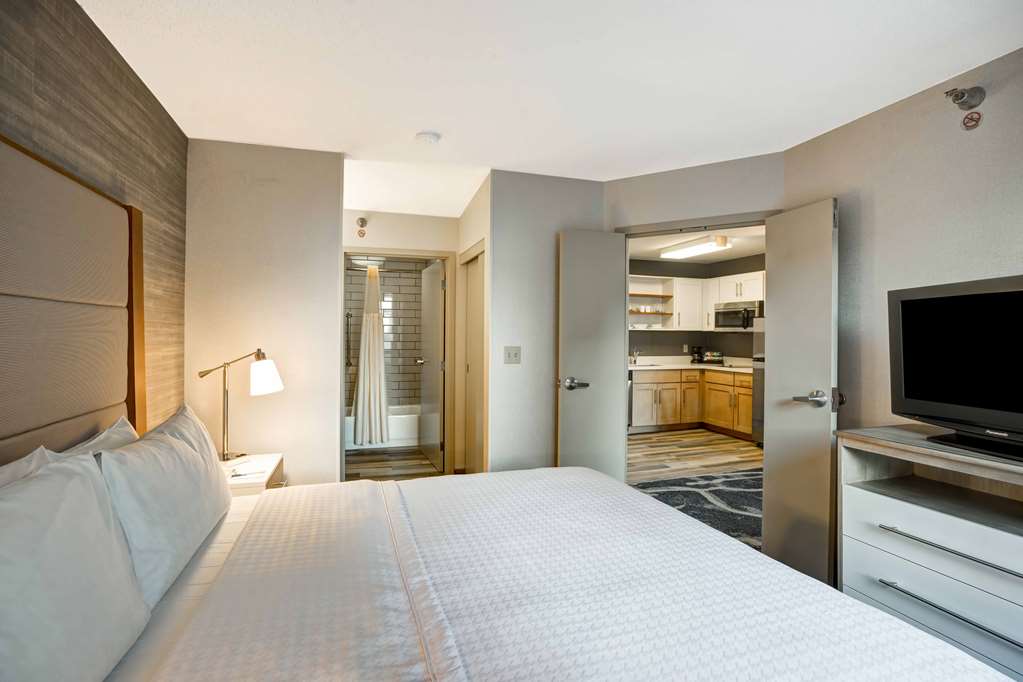 Guest room Homewood Suites by Hilton Chicago-Downtown Chicago (312)644-2222