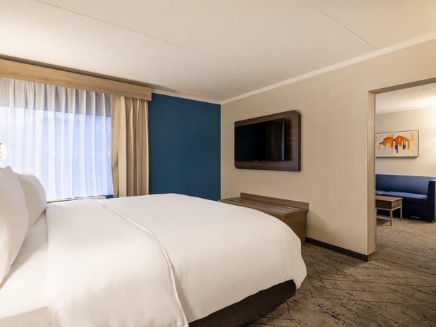 Images Holiday Inn Express & Suites Greensboro-(I-40 @ Wendover) by IHG