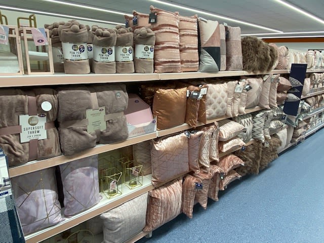 B&M's brand new store in Stechford stocks a stunning range of soft furnishings for the home, including cushions, covers, throws, blankets and more!