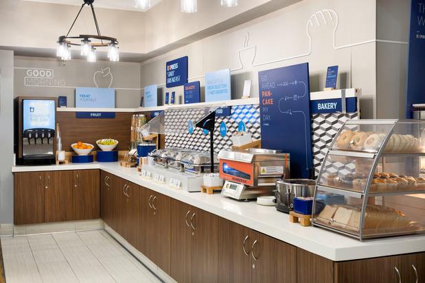 Images Holiday Inn Express Simi Valley by IHG