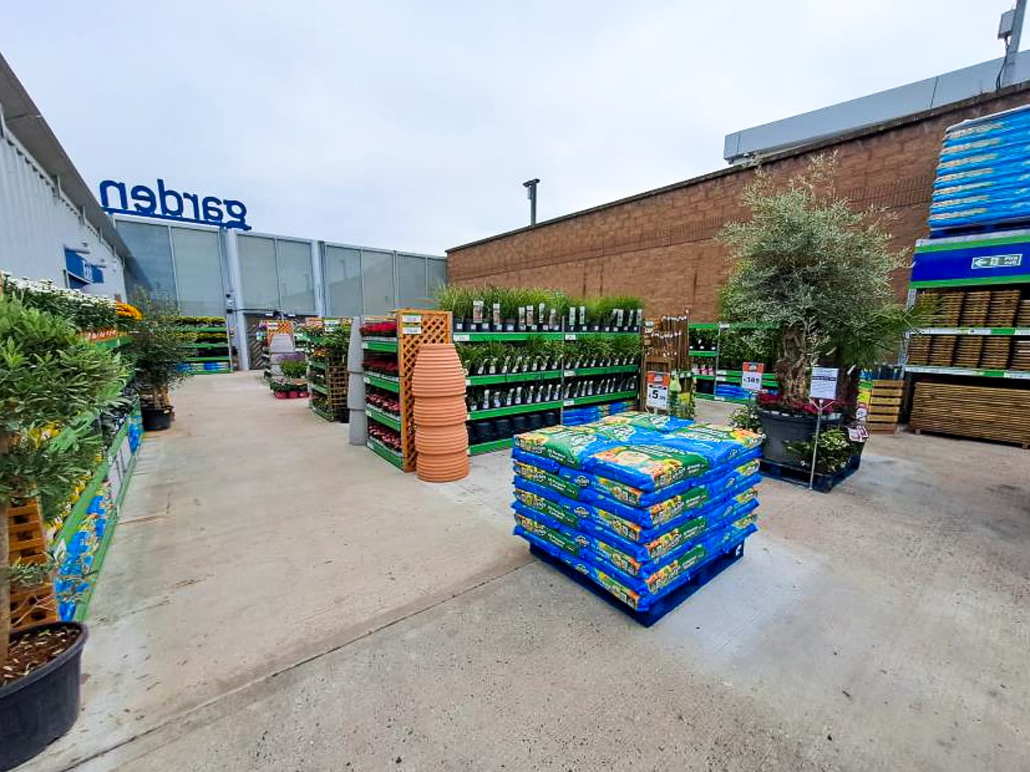 Images B&M Home Store with Garden Centre