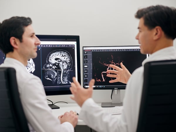 Radiologen Jonas Roesler und Dr. med. Michael Ho bei einer Besprechung im MRT Münster powered by ARISTRA