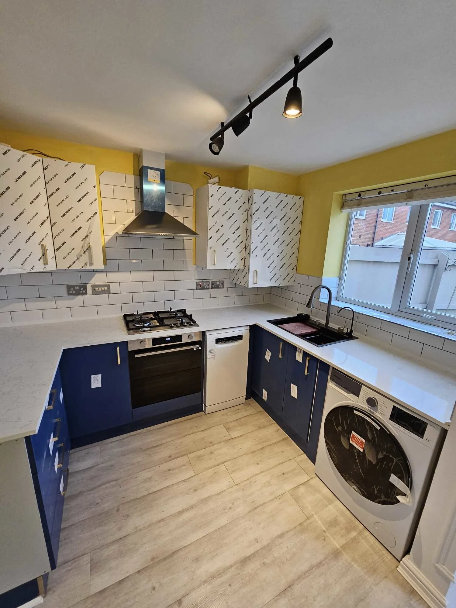 Images Ivo & Tina HK Service Ltd