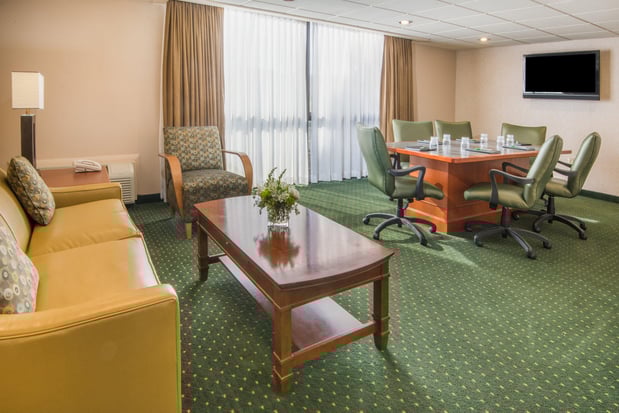 Images Holiday Inn & Suites Cincinnati-Eastgate (I-275E) by IHG