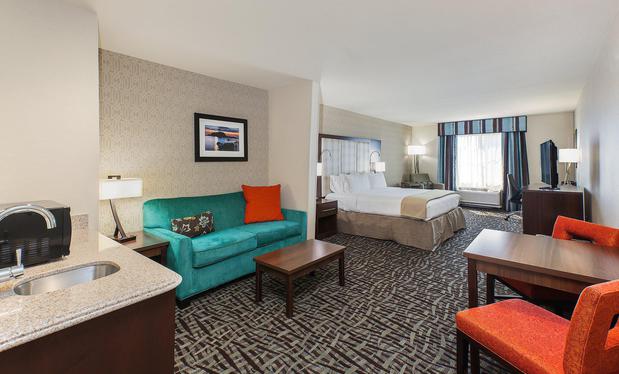 Images Holiday Inn Express & Suites Eureka, an IHG Hotel