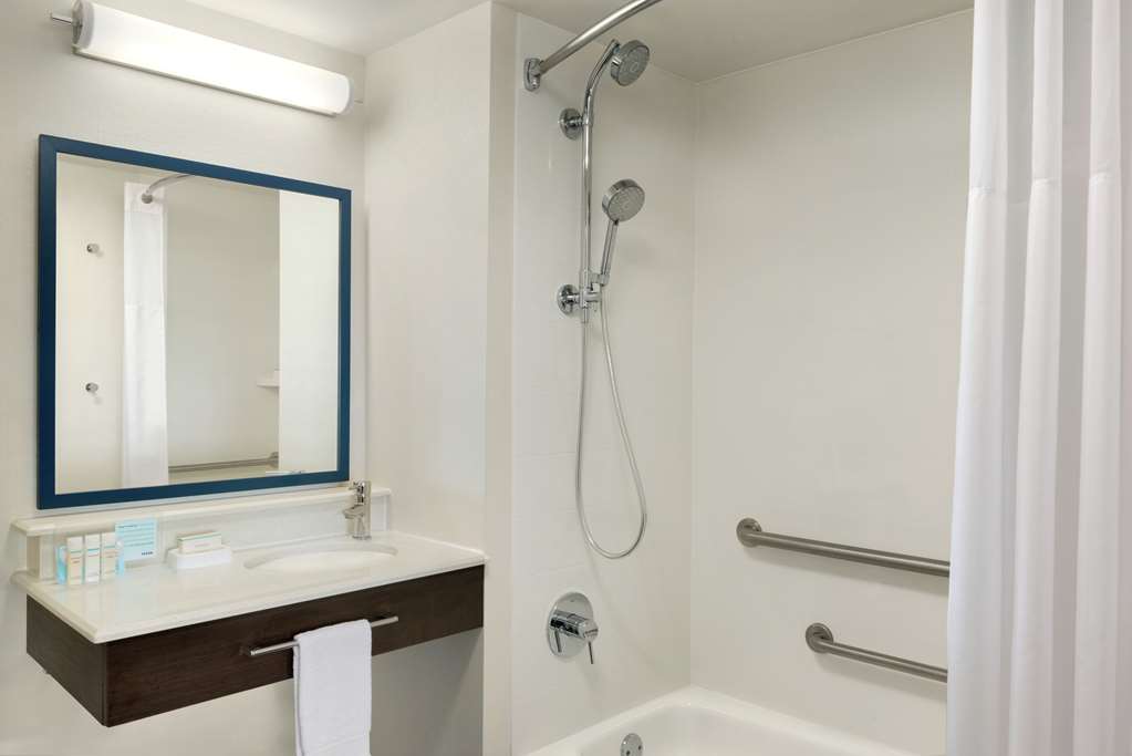 Guest room bath