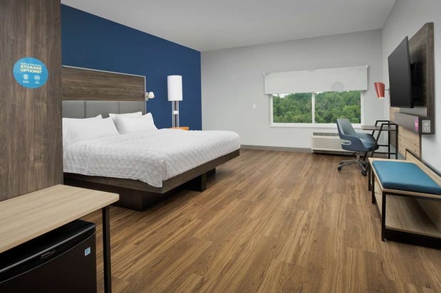 Images Tru by Hilton Charlotte Airport Lake Pointe
