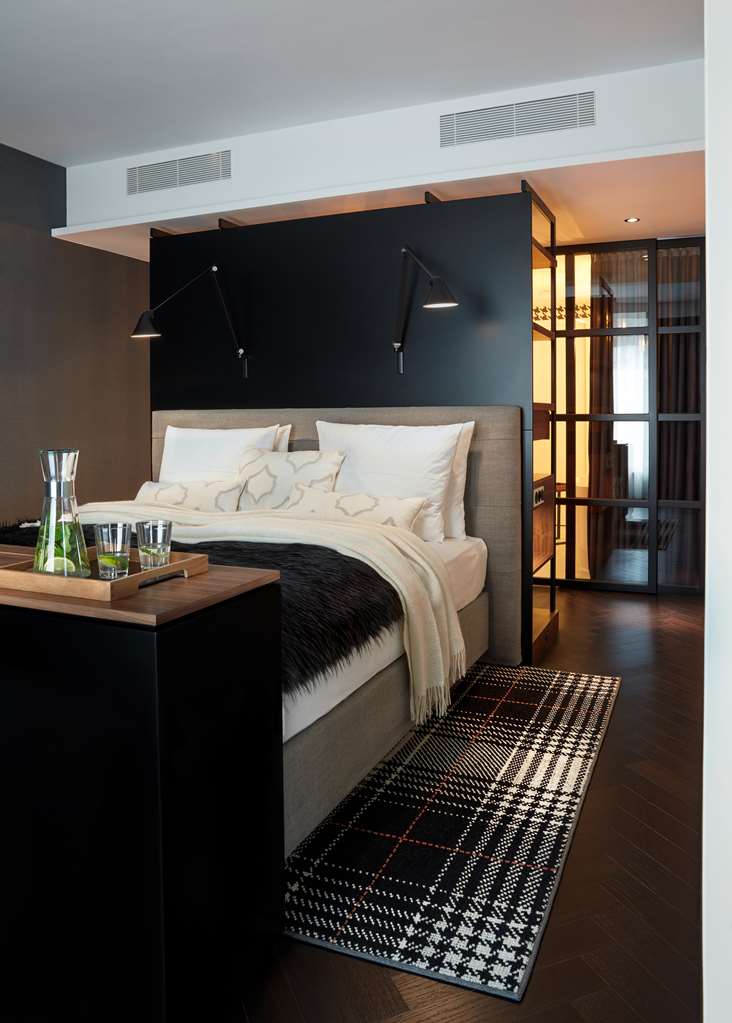 Wohnidee Suite Classic Monochrome Bedroom Radisson Blu Hotel, Frankfurt Frankfurt 069 7701550