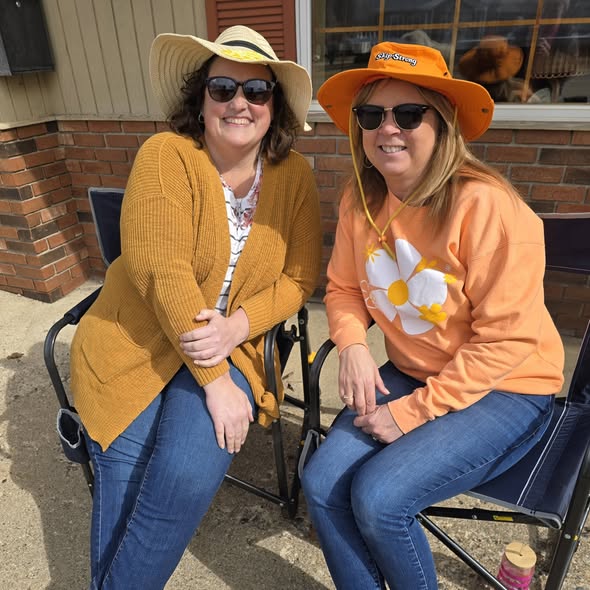 While the Bosses are away the Girls will Play!! Sunshine ???? ☀️ means lawnchairs and relaxation!!! We decided to take the "Work" outside today,shhhhh don't tell!! ????????????????