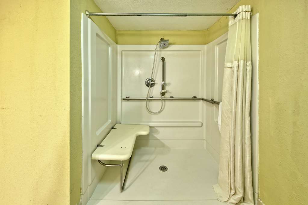 Guest room bath DoubleTree by Hilton Hotel Johnson City Johnson City (423)929-2000