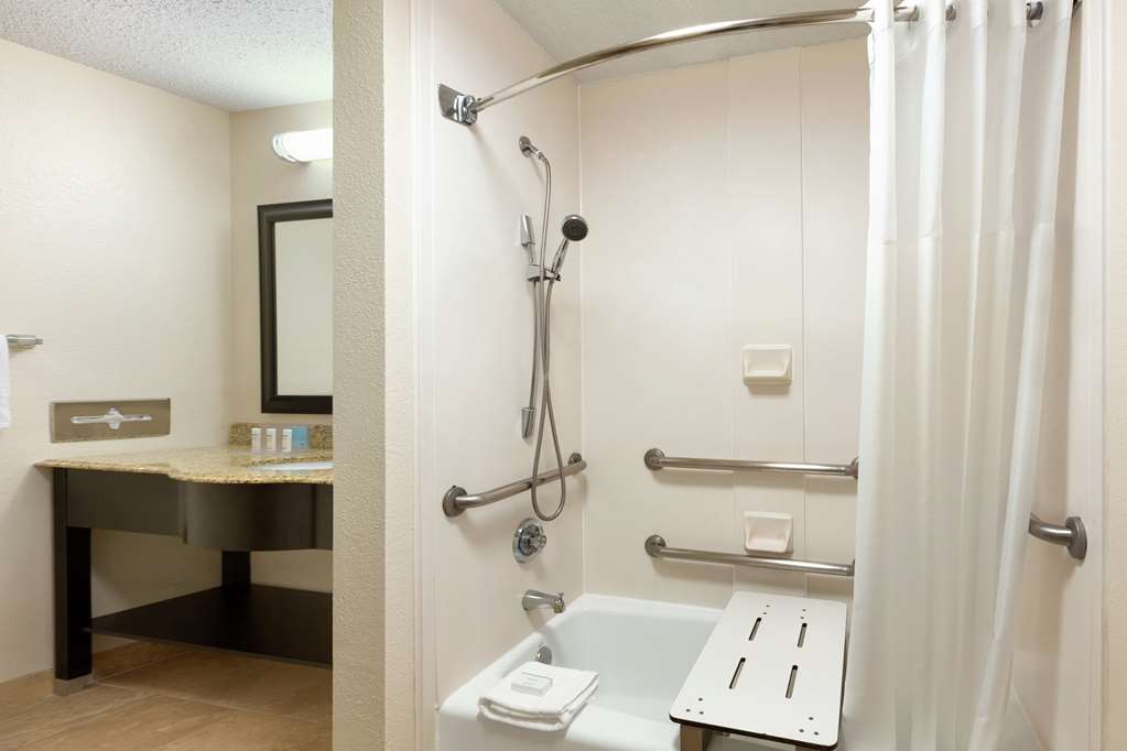 Guest room bath