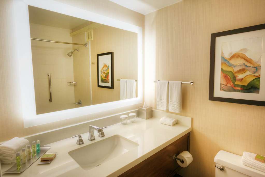 Guest room bath