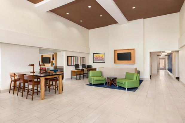 Images Holiday Inn Express & Suites Sarasota East - I-75 by IHG