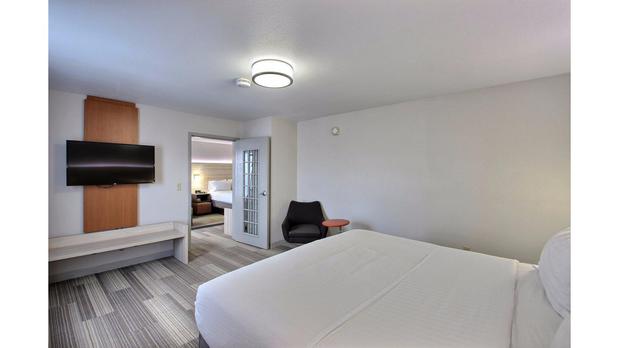Images Holiday Inn Express & Suites Milwaukee Airport, an IHG Hotel