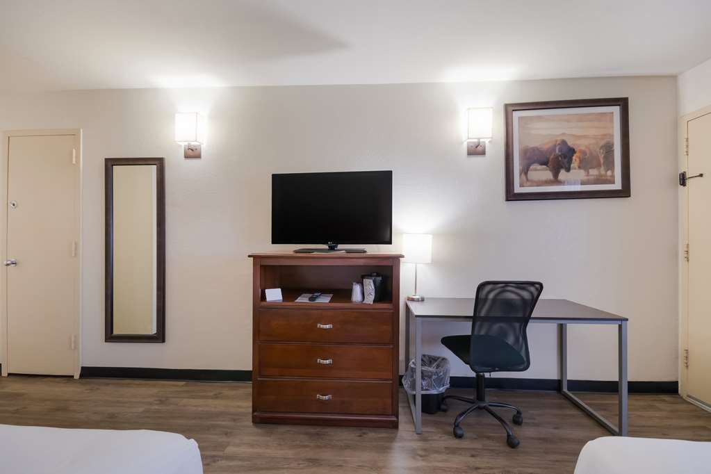 Queen Guestroom