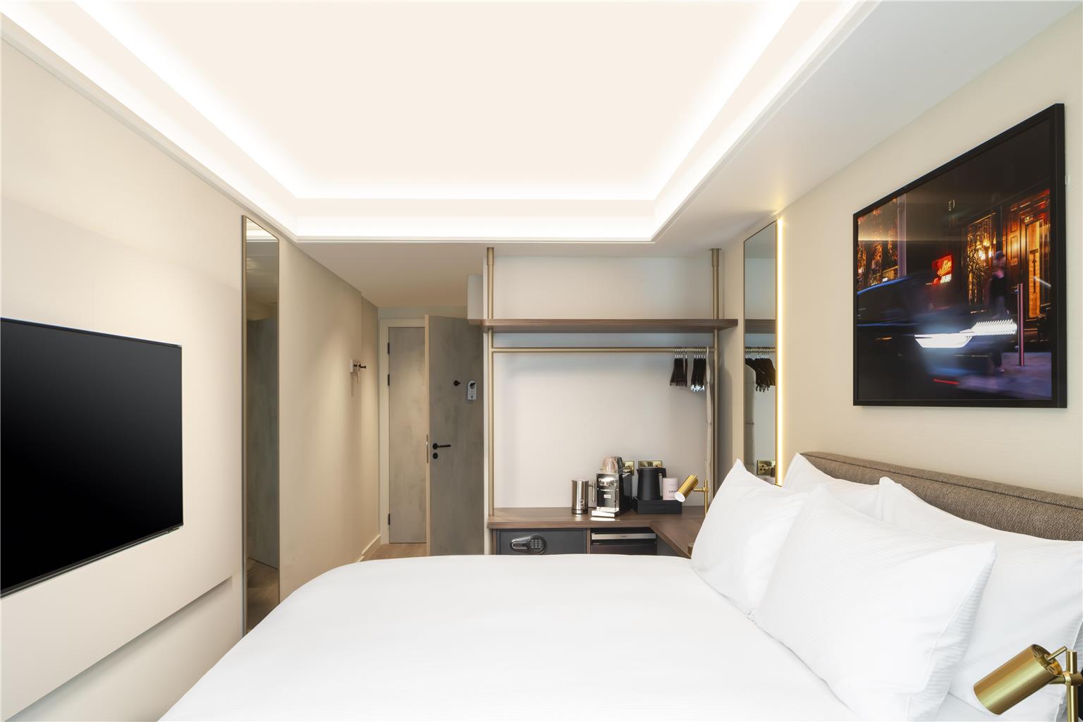 Guest Room King Bed