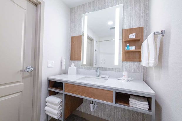 Images Hilton Garden Inn Lakewood