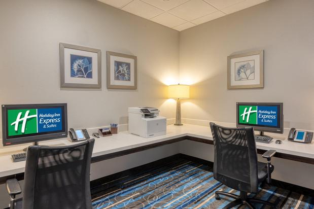 Images Holiday Inn Express & Suites Edwardsville, an IHG Hotel