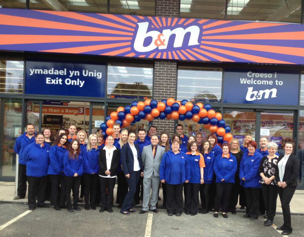 The new store colleagues at B&M Welshpool eager to start their first day.