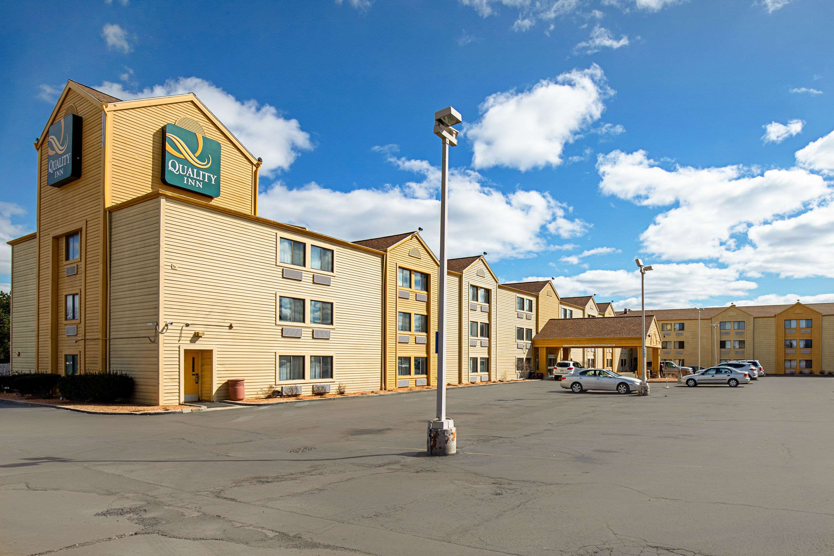 Quality Inn Milwaukee Route 45 in Milwaukee, WI (Hotels & Motels) 414