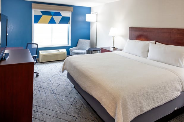 Images Holiday Inn Express & Suites Wichita Airport by IHG