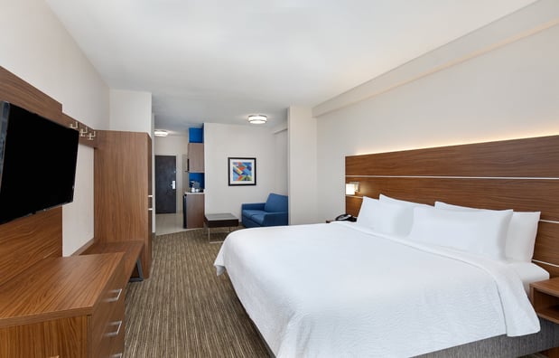 Images Holiday Inn Express & Suites Birmingham - Inverness 280 by IHG