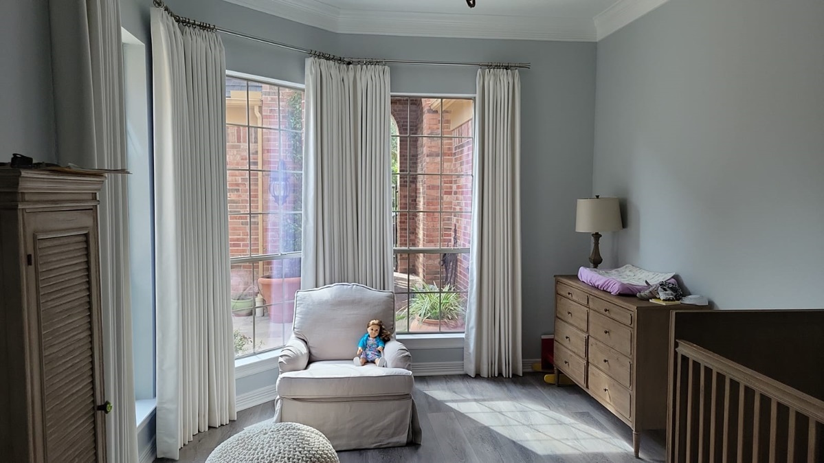 No matter how your house is styled, our Drapes can help bring out the oomph factor and take it up a notch. Check out how perfectly our Drapes complement this wooden-themed room in Katy, Texas.