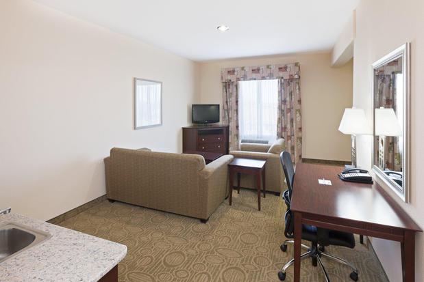 Images Holiday Inn Express & Suites Brownfield, an IHG Hotel