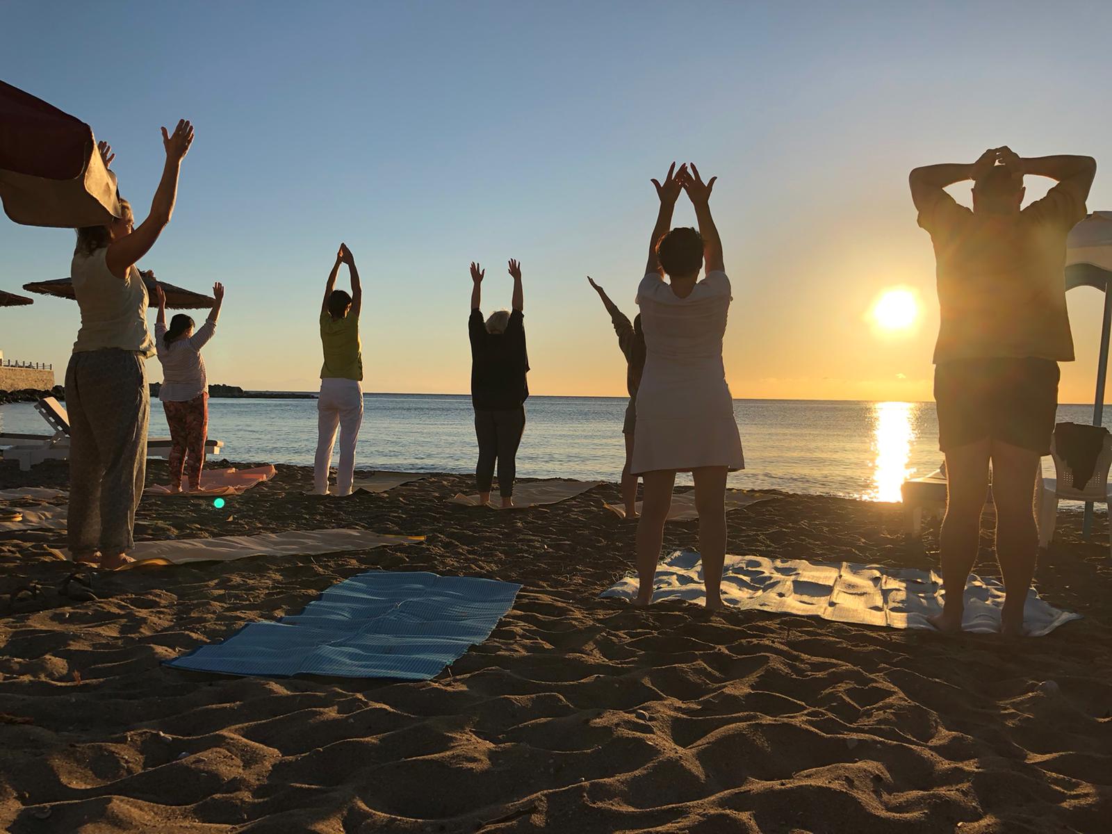 Yoga am Strand von Rhodos mit Mathilde Voglreiter