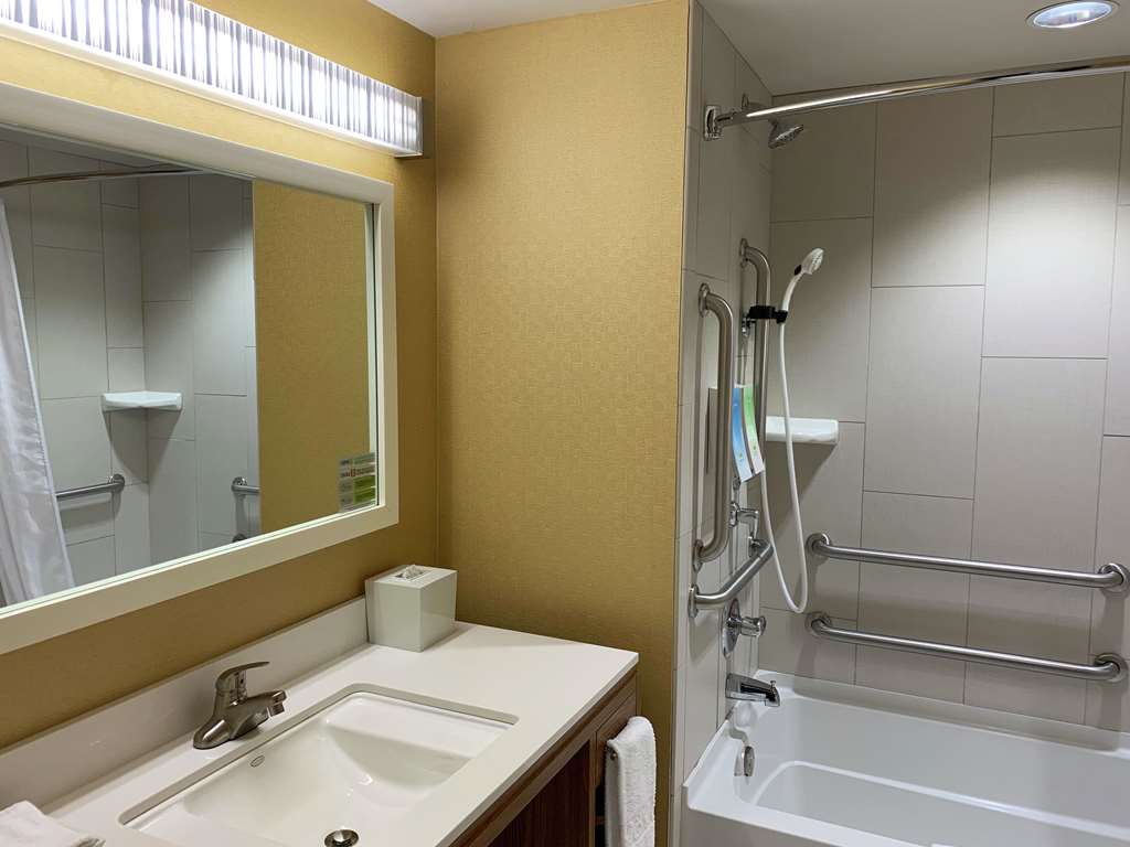 Guest room bath