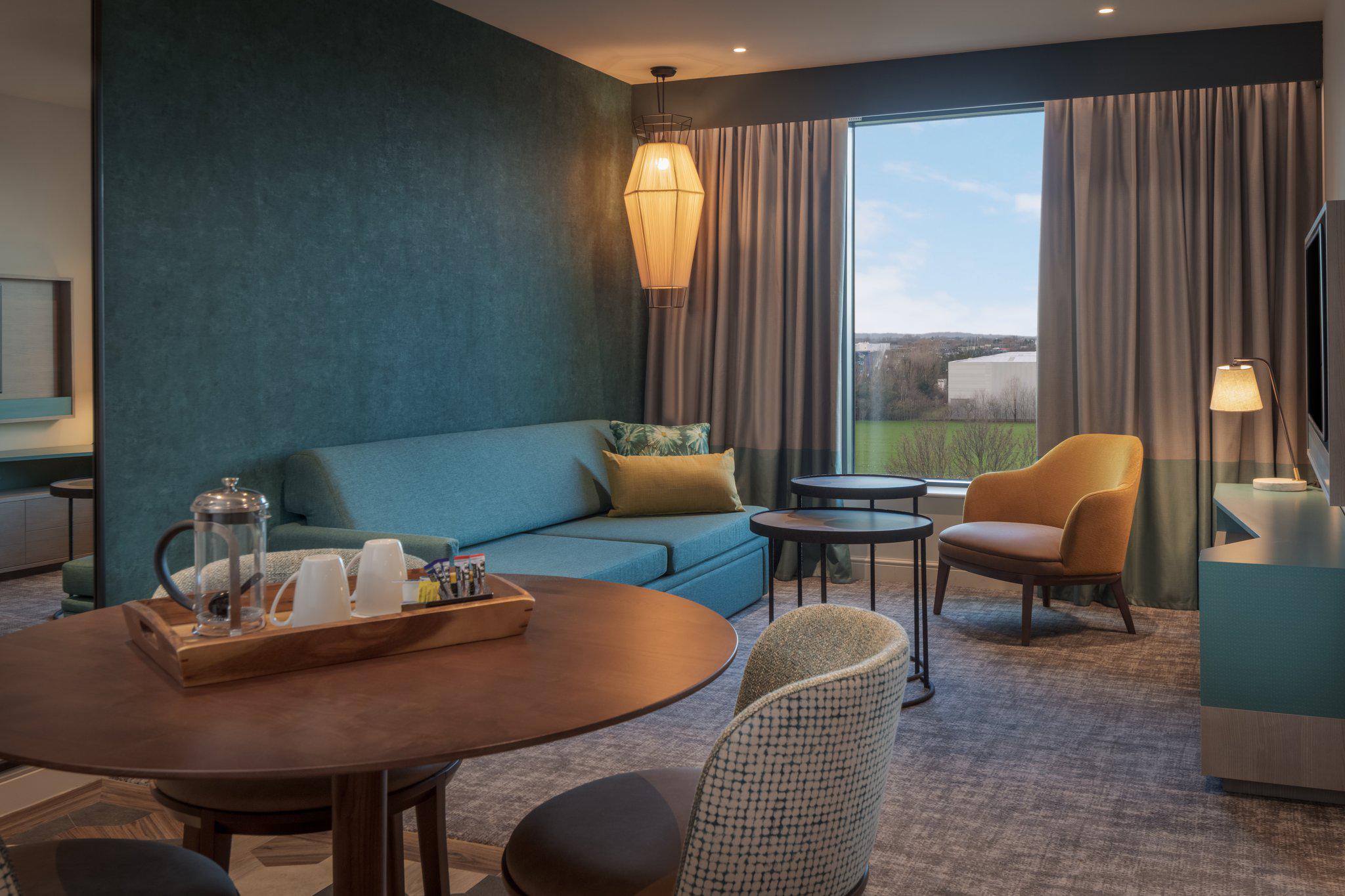 Images Staybridge Suites London - Heathrow Bath Road, an IHG Hotel