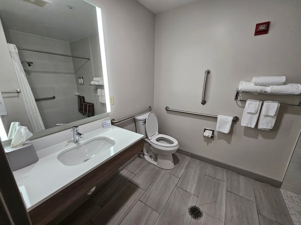 Images Holiday Inn Express & Suites Cincinnati-Blue Ash by IHG