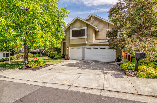 Images Amber Hom Realm Real Estate