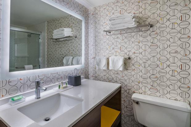 Images Holiday Inn & Suites Pittsfield-Berkshires by IHG