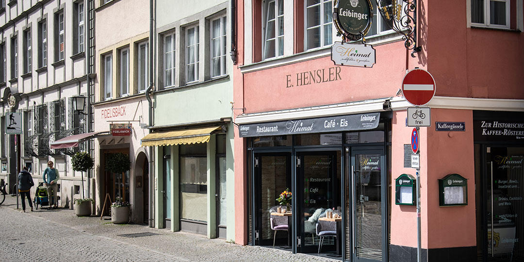 Unsere Heimat liegt im Herzen von Lindau - direkt am Marktplatz und am schmallsten Gässle, dem Kaffeegässle. Immer einen Besuch wert!