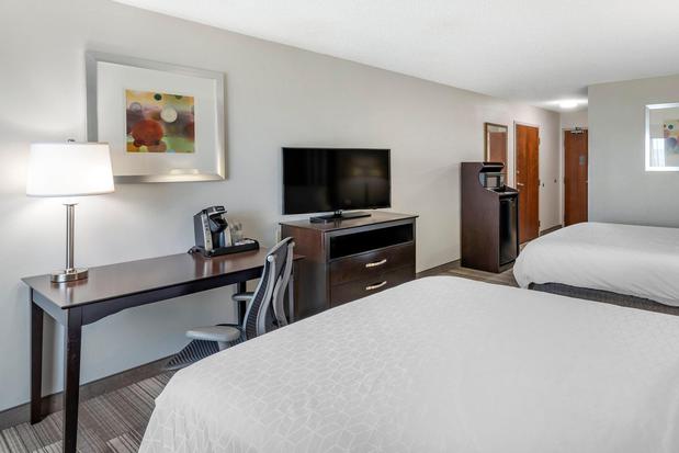 Images Holiday Inn Express & Suites Cincinnati-Blue Ash, an IHG Hotel