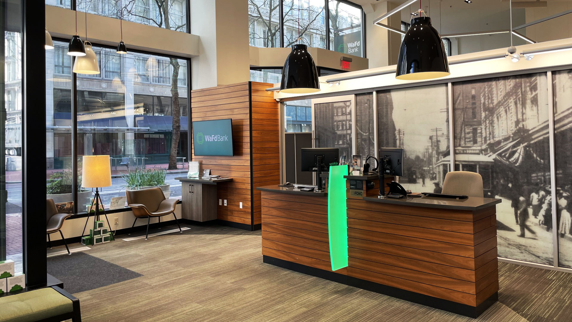 Photo of the WaFd Bank Branch location in Portland, Oregon. Located at 530 SW 5th Ave, Portland, OR 97204