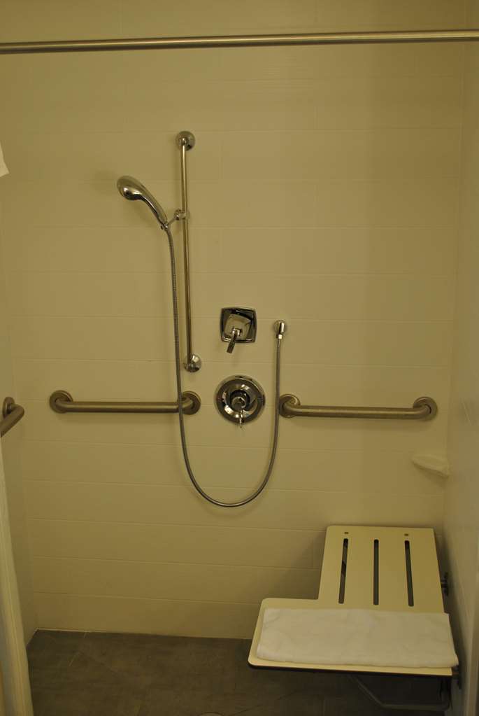 Guest room bath