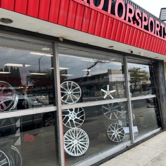 Amplio Surtido en Accesorios para su Auto-Mobile Motorsports, Inc.