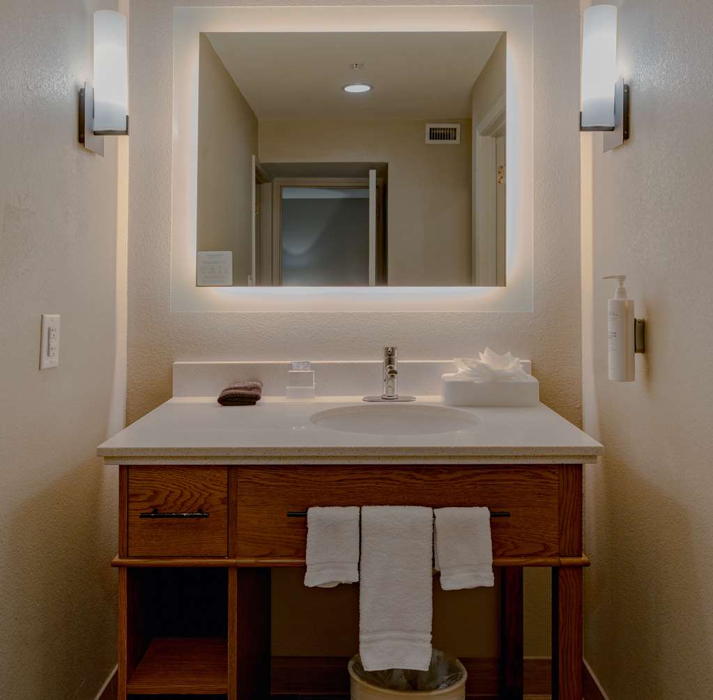 Guest room bath