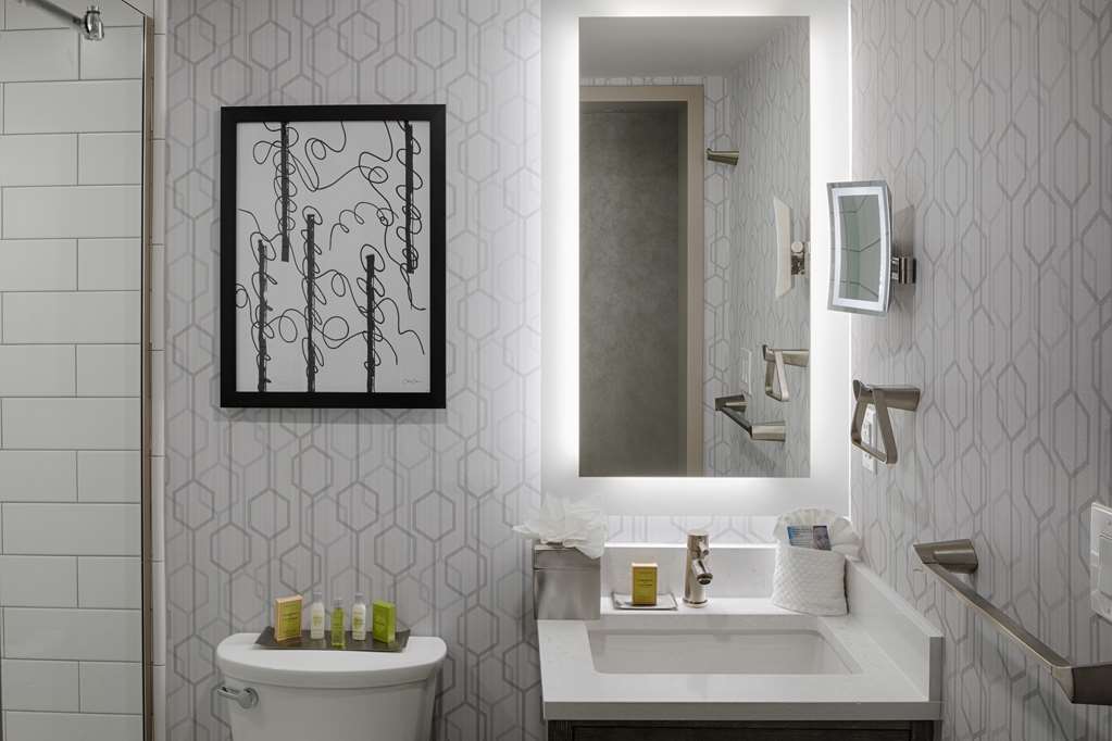 Guest room bath