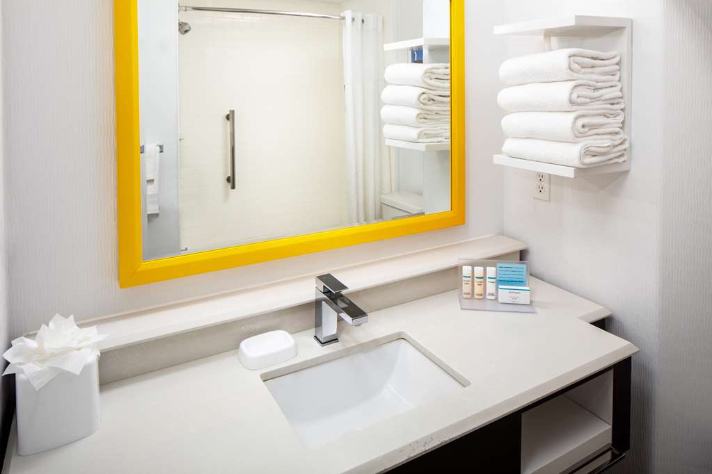 Guest room bath