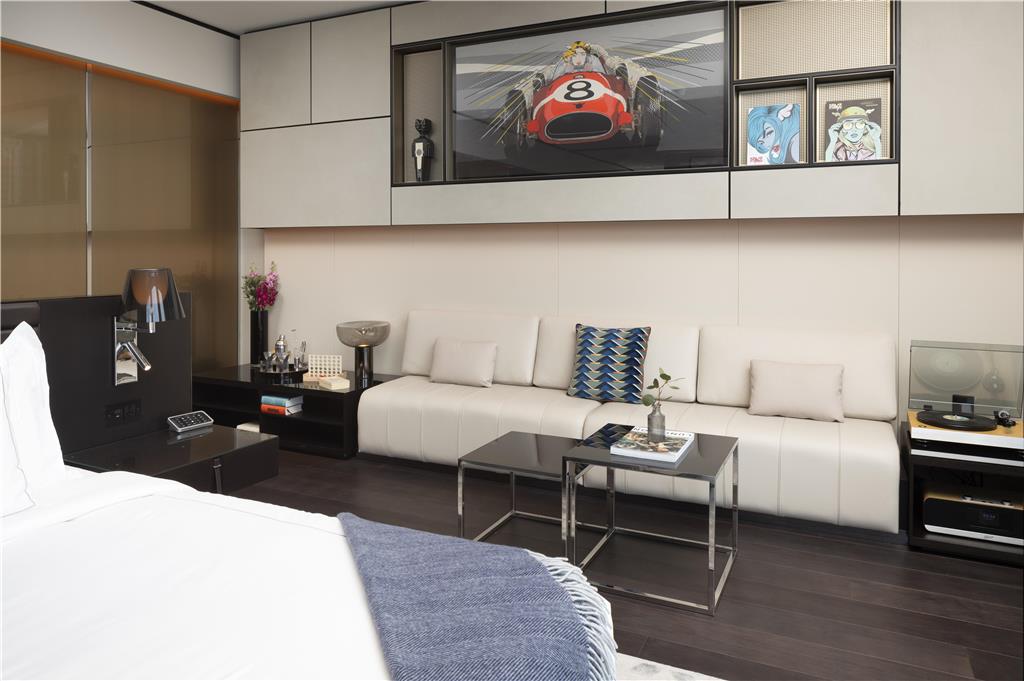 Suite bedroom sofa