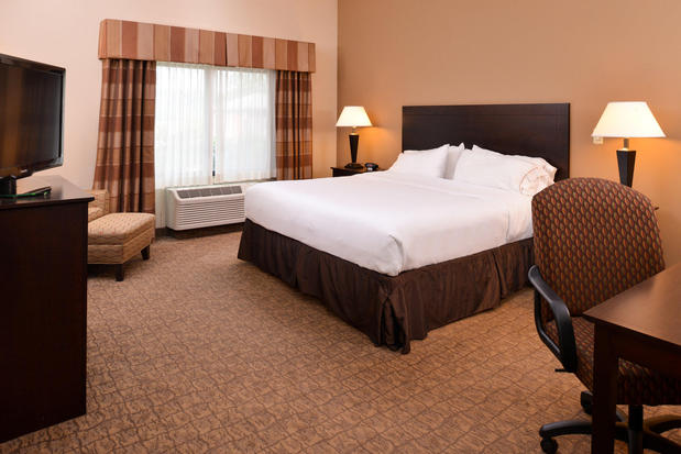 Images Holiday Inn Express & Suites Fairmont, an IHG Hotel