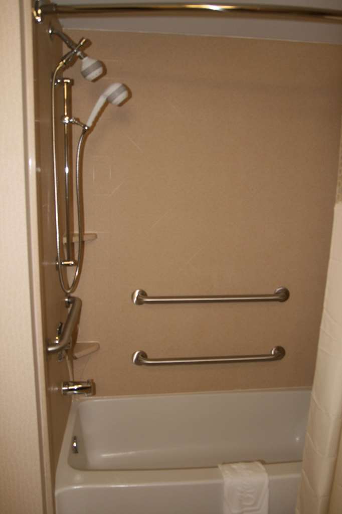 Guest room bath