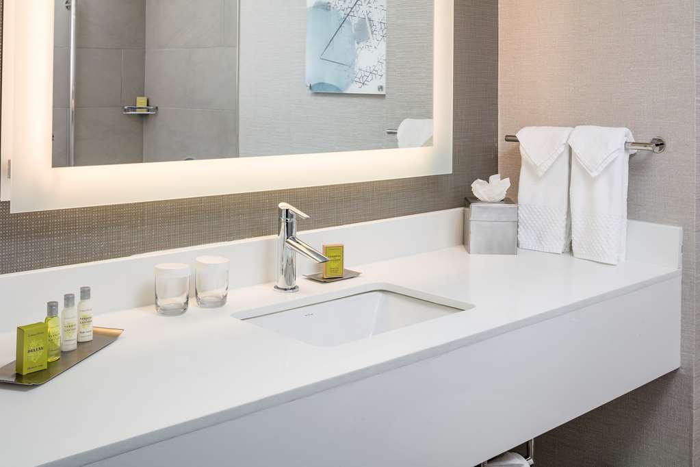 Guest room bath