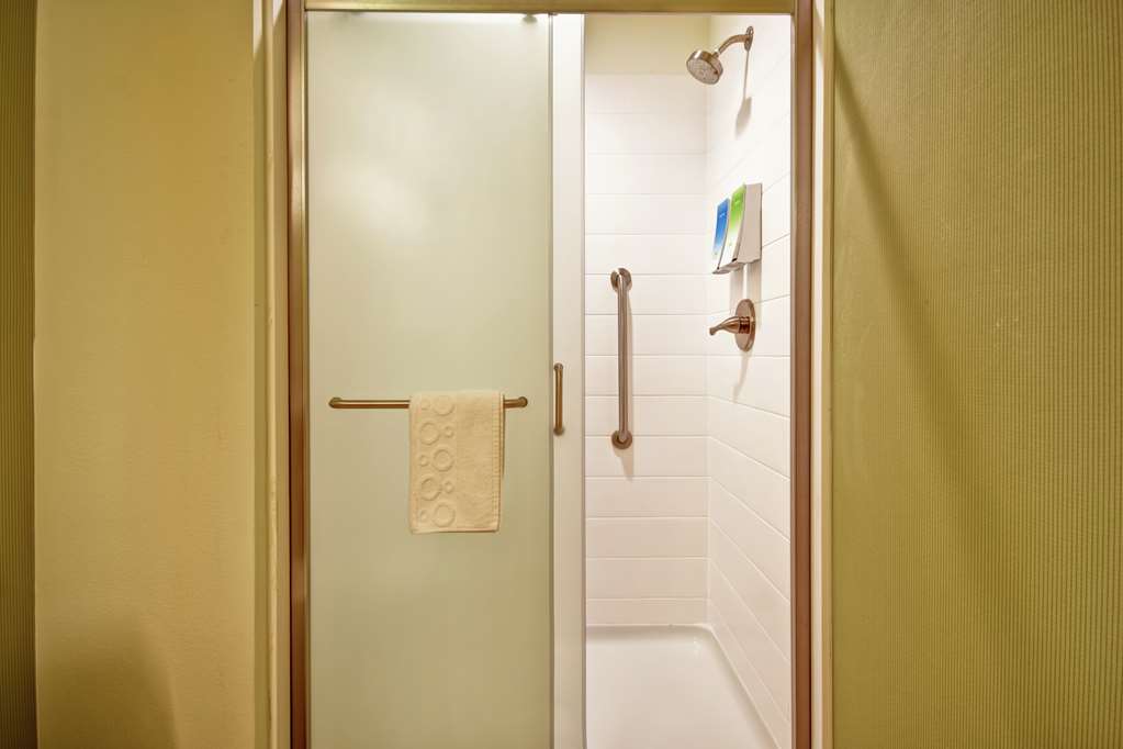 Guest room bath